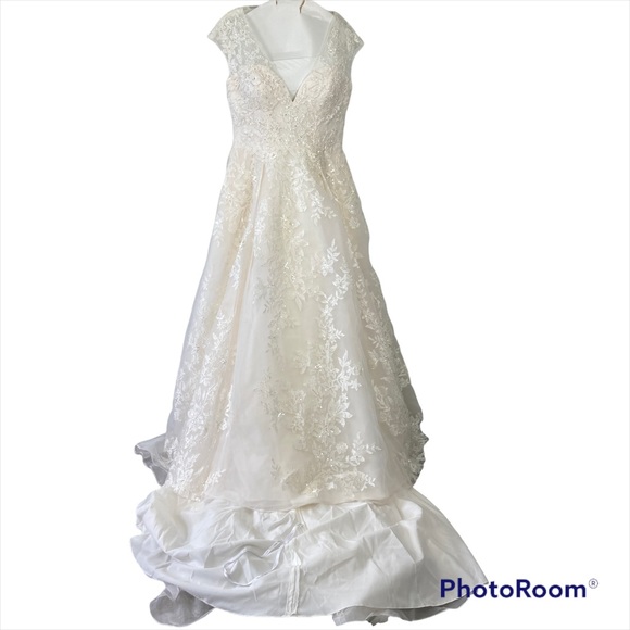 NWT Oleg Cassini CW748 Wedding Dress - Picture 4 of 14